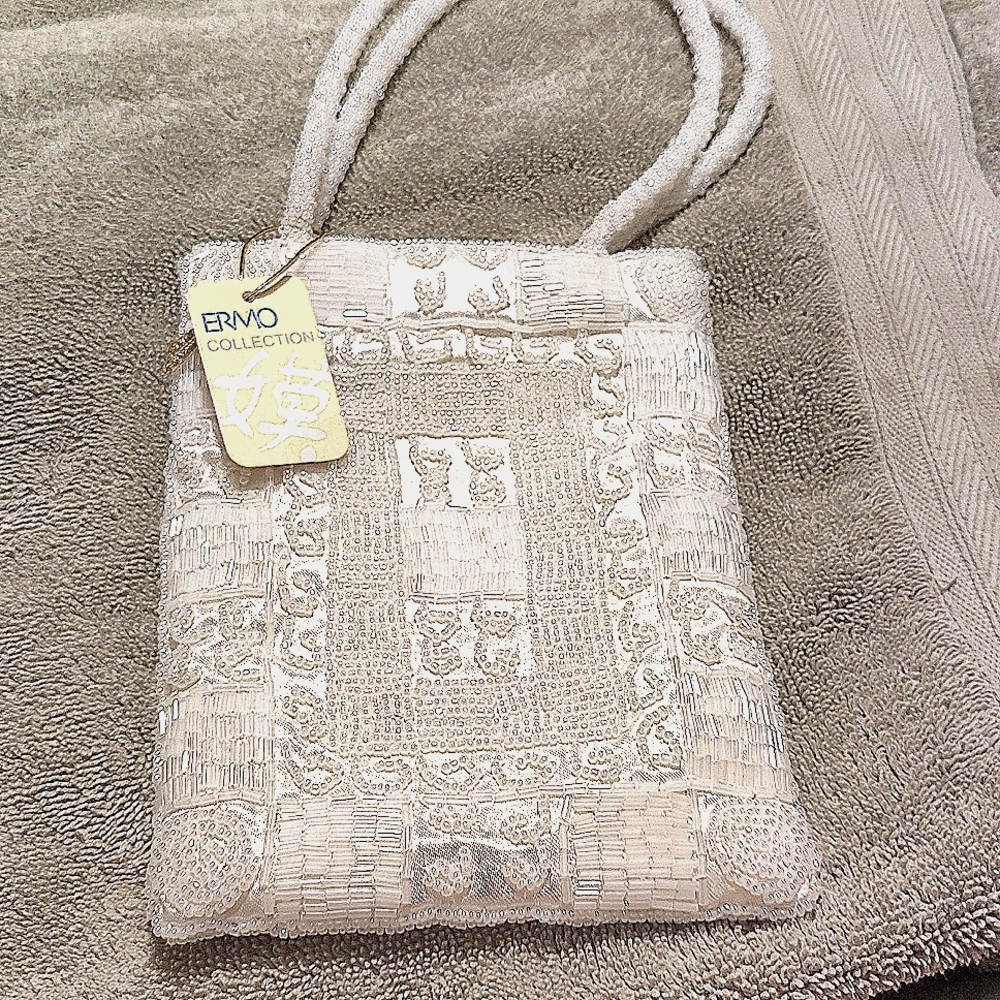 Elegant White/Antique whiteSparkly Wristlet with Textured Fabric